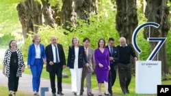 تصویری از ویکتوریا نولاند، معاون وزیر خارجه ایالات متحده، و جوزپ بورل، مسئول سیاست خارجه اتحادیه اروپا، به همراه وزیران خارجه دیگر اعضای گروه هفت؛ آلمان. ١٢ مه ٢٠٢٢