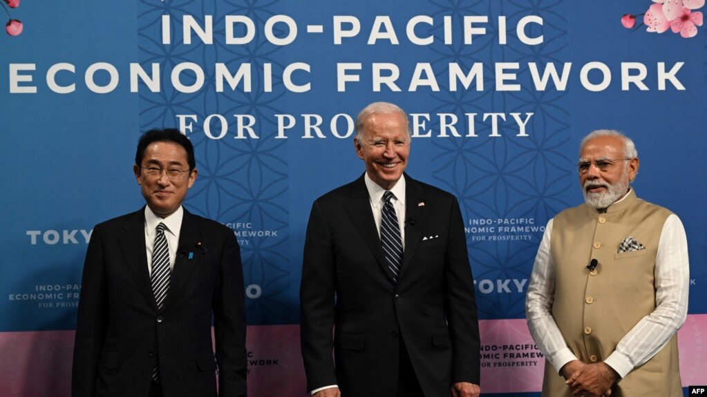 自左到右：日本首相岸田文雄、美国总统拜登和印度总理莫迪2022年5月23日在东京出席印太经济框架会议(photo:VOA)