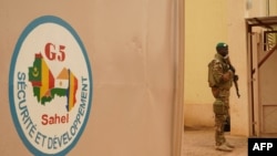 Un militaire de l'armée malienne du G5 Sahel monte la garde à Sévaré au mali le 30 mai 2018.