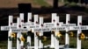 德州尤瓦爾迪市羅布小學外為槍擊案死難者豎立的十字架。（2022年5月26日）
