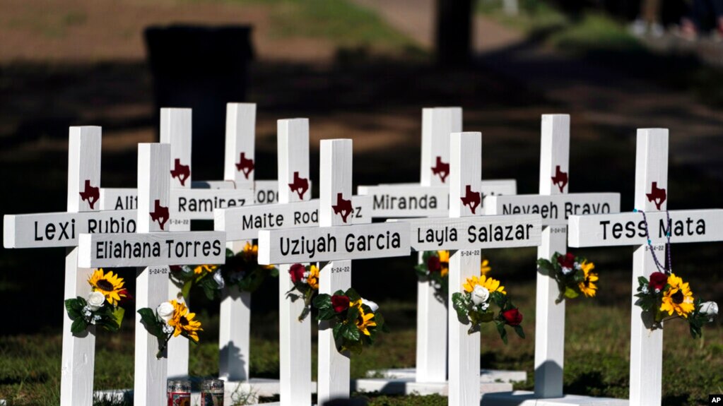 德州尤瓦尔迪市罗布小学外为枪击案死难者竖立的十字架。（2022年5月26日）(photo:VOA)