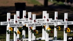 Sejumlah salib yang memuat nama para korban penembakan di Sekolah Dasar Robb di Uvalde, Texas, ditaruh di luar area sekolah tersebut pada 26 Mei 2022. (Foto: AP/Jae C. Hong)