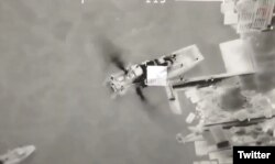 乌克兰国防部在推特上发布了2022年5月7日的一段视频截图，显示一艘俄罗斯军舰被乌克兰一架拜卡“旗手”（Bayraktar）TB2型无人机上发射的一枚导弹击中。
