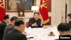 မြောက်ကိုရီးယားခေါင်းဆောင် Kim Jong Un က အာဏာရပါတီတာဝန်ရှိသူတွေနဲ့တွေ့ဆုံပြီး ကိုဗစ်-၁၉  ကပ်ရောဂါကူးစက်ပျံ့နှံ့မှု တုံ့ပြန်ဆောင်ရွက်ရေး ဆွေးနွေးစဉ်။ (မေ ၁၇၊၂၀၂၂) 