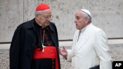 Nesta foto de arquivo, cardeal Sodano (esquerda) conversa com o papa Francisco (direita), 2015. 