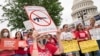 Para aktivis bergabung dengan Senator partai Demokrat di luar Gedung Capitol melakukan unjuk rasa untuk menuntut UU pengendalian senjata setelah penembakan yang menewaskan 19 pelajar dan dua guru di sebuah sekolah dasar Texas minggu ini, dalam aksi Washington, Kamis 26 Mei 2022.