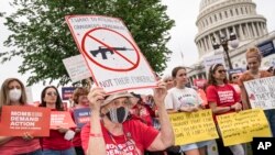 Para aktivis bergabung dengan Senator partai Demokrat di luar Gedung Capitol melakukan unjuk rasa untuk menuntut UU pengendalian senjata setelah penembakan yang menewaskan 19 pelajar dan dua guru di sebuah sekolah dasar Texas minggu ini, dalam aksi Washington, Kamis 26 Mei 2022.