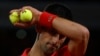 Novak Đoković tokom meča protiv Španca Rafaela Nadala u četvrtfinalu Rolan Garosa, 31. maja 2022. (Foto: AP/Jean-Francois Badias)