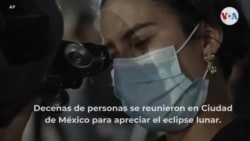 Decenas de personas se reúnen para ver el eclipse lunar