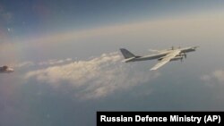 一架俄罗斯图-95战略轰炸机在中俄联合军演期间参加印太海域上空的战略巡航。（2022年5月24日）