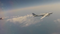 一架俄罗斯图-95战略轰炸机在中俄联合军演期间参加印太海域上空的战略巡航。（2022年5月24日）