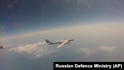 资料照片：一架俄罗斯图-95战略轰炸机在中俄联合军演期间参加印太海域上空的战略巡航。（2022年5月24日）