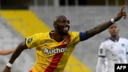 Seko Fofana du RC Lens célèbre son but lors du match contre Bordeaux au stade Bollaert-Delelis, à Lens, le 13 février 2022.