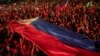 Un énorme drapeau philippin lors d'un meeting de campagne avant les élections nationales de 2022, à Paranaque City, aux Philippines, le 7 mai 2022.