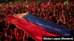 Un énorme drapeau philippin lors d'un meeting de campagne avant les élections nationales de 2022, à Paranaque City, aux Philippines, le 7 mai 2022.