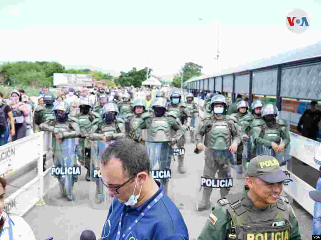 Cientos de colombianos residentes en Venezuela se manifestaron su inconformidad al no poder cruzar la frontera para ejercer su derecho al voto en las elecciones presidenciales.