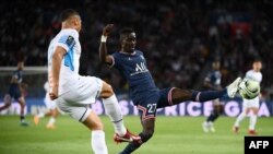 Idrissa Gueye du PSG, à droite, est défié par William Saliba de Marseille lors du match de L1, Paris le 17 avril , 2022.