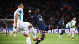 Idrissa Gueye du PSG, à droite, est défié par William Saliba de Marseille lors du match de L1, Paris le 17 avril , 2022.