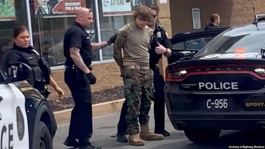 Một người đàn ông bị giam giữ sau một vụ xả súng hàng loạt trong bãi đậu xe của siêu thị TOPS, trong hình ảnh trich từ một video trên mạng xã hội ở Buffalo, New York, Mỹ, ngày 14 tháng 5 năm 2022.