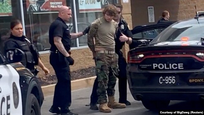 Một người đàn ông bị giam giữ sau một vụ xả súng hàng loạt trong bãi đậu xe của siêu thị TOPS, trong hình ảnh trich từ một video trên mạng xã hội ở Buffalo, New York, Mỹ, ngày 14 tháng 5 năm 2022.