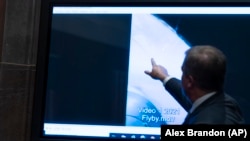 Zamenik direktora Mornaričke obaveštajne agencije Skot Brej pokazuje neidentifikovani leteći fenomen na snimku, tokom pretresa na Kapitol Hilu, 17. maja 2022. (Foto: AP/Alex Brandon) 