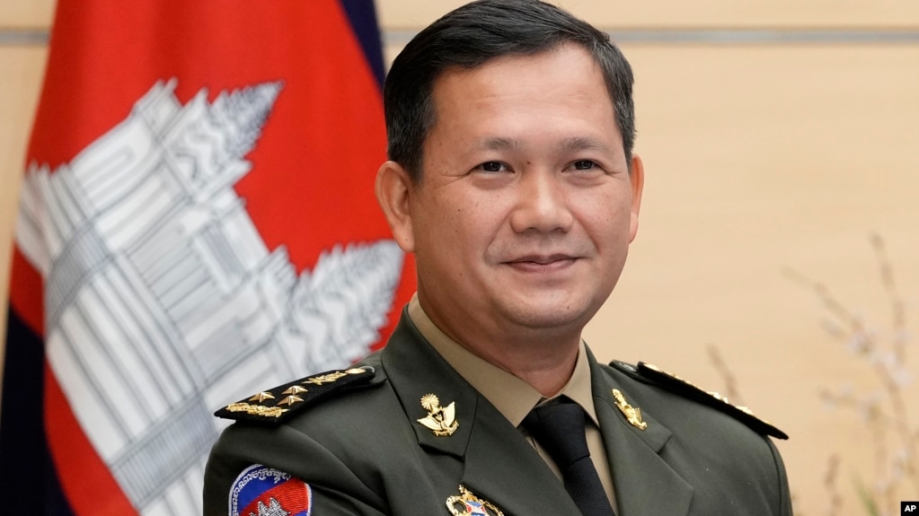 រូបឯកសារ៖ ​លោក​ឧត្តមសេនីយ៍ឯក​ ហ៊ុន​ ម៉ាណែត​​​​ មេ​បញ្ជា​ការ​កង​ទ័ព​ជើង​គោក​កម្ពុជា និង​ជា​កូនប្រុស​ច្បង​របស់​លោក​នាយករដ្ឋមន្ត្រី ហ៊ុន សែន ឈរ​ថតរូប​នៅ​មុន​ជំនួប​របស់​លោក​ជាមួយ​នឹង​សមភាគី​ជប៉ុន​នៅ​ទីក្រុង​តូក្យូ ប្រទេស​ជប៉ុន ថ្ងៃទី ១៦ ​ខែកុម្ភៈ ឆ្នាំ២០២២។
