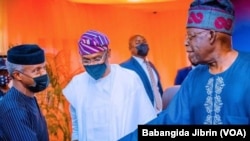 Farfesa Yemi Osinbajo na gaisawa da Senator Bola Ahmed Tinubu tsohon Gwamnan Legas, Gwamnan legas Babajide Sanwolu ne a tsakiya.