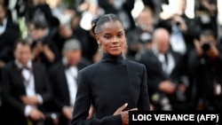 L'actrice et productrice britannique d'origine guyanaise Letitia Wright arrive pour la projection du film "The Innocent (L'Innocent)" lors de la 75e édition du Festival de Cannes à Cannes, dans le sud de la France, le 24 mai 2022.