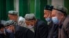 Warga minoritas Muslim Uighur melakukan ibadah di Masjid Id Kah Mosque, di Kashgar, provinsi Xinjiang, China (foto: ilustrasi). 