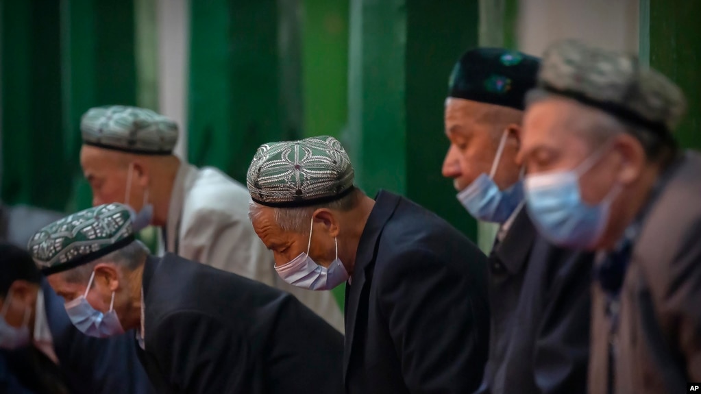 2021年4月19日政府组织的外国记者访问期间，维吾尔人和其他信徒在中国西部新疆维吾尔自治区喀什市的伊德卡清真寺做礼拜(photo:VOA)