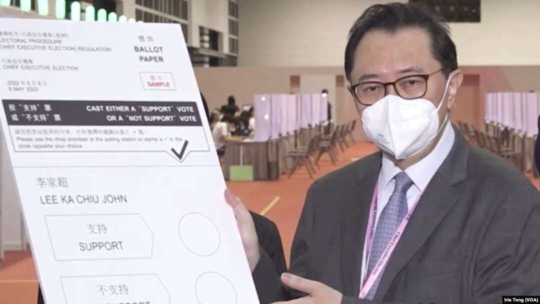 香港選舉管理委員會主席馮驊向傳媒展示5月8日特首選舉的模擬選票。 (美國之音 湯惠芸)