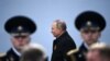 Presiden Rusia Vladimir Putin tiba untuk menyaksikan parade militer Hari Kemenangan di Lapangan Merah di pusat kota Moskow pada 9 Mei 2022. Rusia merayakan ulang tahun ke-77 kemenangan atas Nazi Jerman selama Perang Dunia II. (Foto: AFP/Kirill KUDRYAVTSEV)