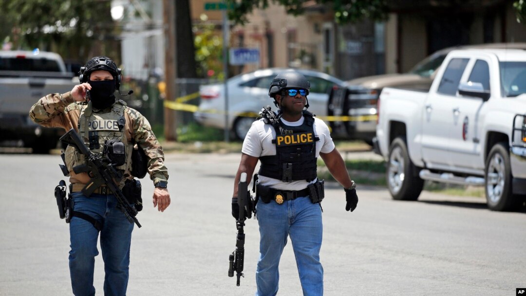 Agentes da polícia na escola primária de Robb, em Uvalde, Texas, Estados Unidos, 24 Maio 2022