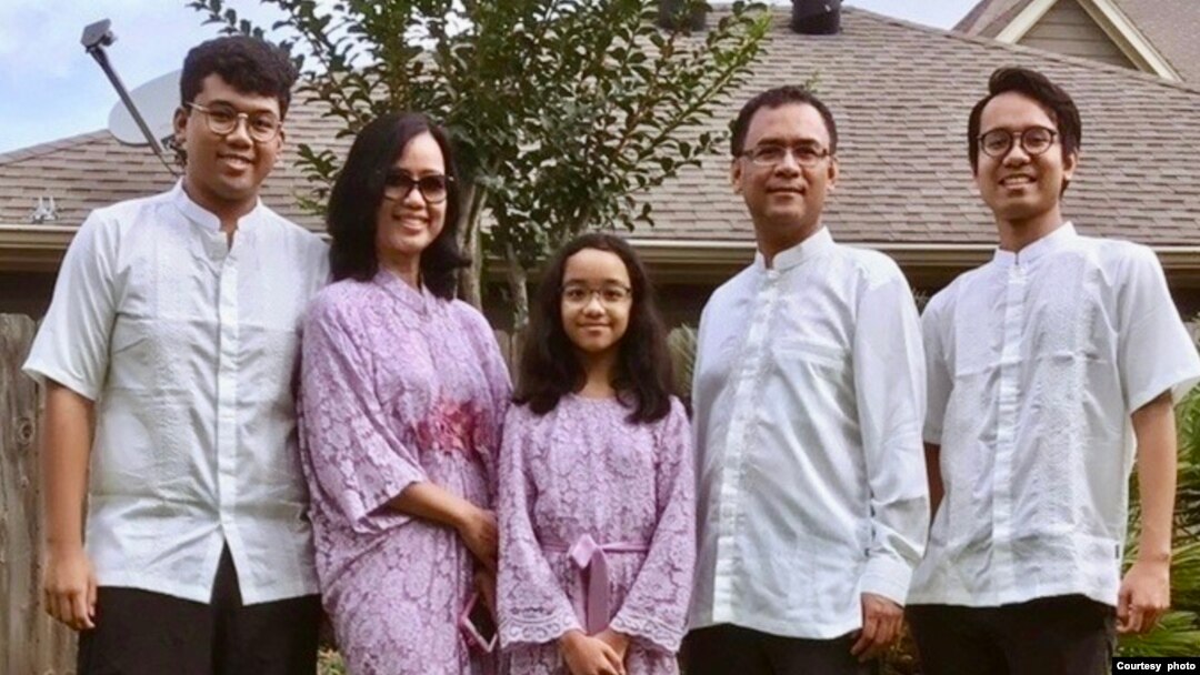 Rindri Rendusara (ke-2 dari kiri) bersama keluarga di Katy, Texas (dok: Rindri Rendusara)