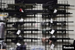 Senapan gaya AR-15 yang sedang dijual di Firearms Unknown, toko senjata di Oceanside, California, AS, 12 April 2021. (Foto: REUTERS/Bing Guan)