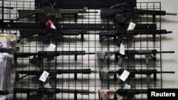 Rifles estilo AR-15 a la venta en Firearms Unknown, una tienda de armas en Oceanside, California, EE. UU., 12 de abril de 2021.