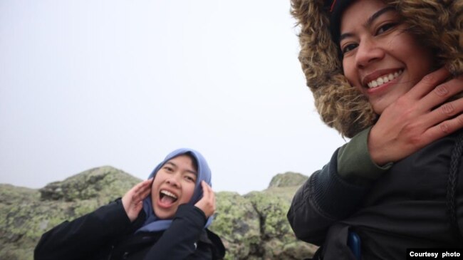 Yufi (kanan) menilai kepercayaan diri Vita membawanya pada berbagai keputusan penting dalam hidupnya. (foto: courtesy)