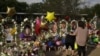 Memorijal žrtvama masovnog ubistva u osnovnoj školi u Juvaldeu, u Teksasu (Foto: AP/Jae C. Hong)