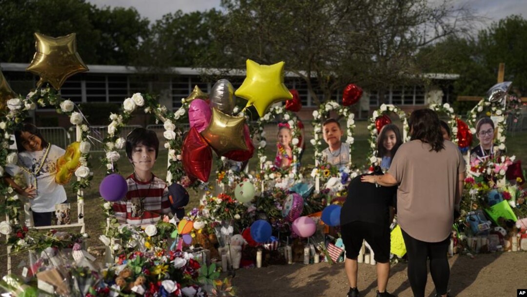 Memorijal žrtvama masovnog ubistva u osnovnoj školi u Uvaldeu, u Texasu. (Foto: AP/Jae C. Hong)