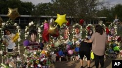 Memorijal žrtvama masovnog ubistva u osnovnoj školi u Juvaldeu, u Teksasu (Foto: AP/Jae C. Hong)