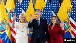  el presidente de Ecuador, Guillermo Lasso es flanqueado por la primera dama de los Estados Unidos, Jill Biden, (izq.) y la primera dama de Ecuador, María de Lourdes Alcívar de Lasso, en el Palacio de Carondelet en Quito, el 19 de mayo de 2022. 