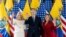  el presidente de Ecuador, Guillermo Lasso es flanqueado por la primera dama de los Estados Unidos, Jill Biden, (izq.) y la primera dama de Ecuador, María de Lourdes Alcívar de Lasso, en el Palacio de Carondelet en Quito, el 19 de mayo de 2022. 