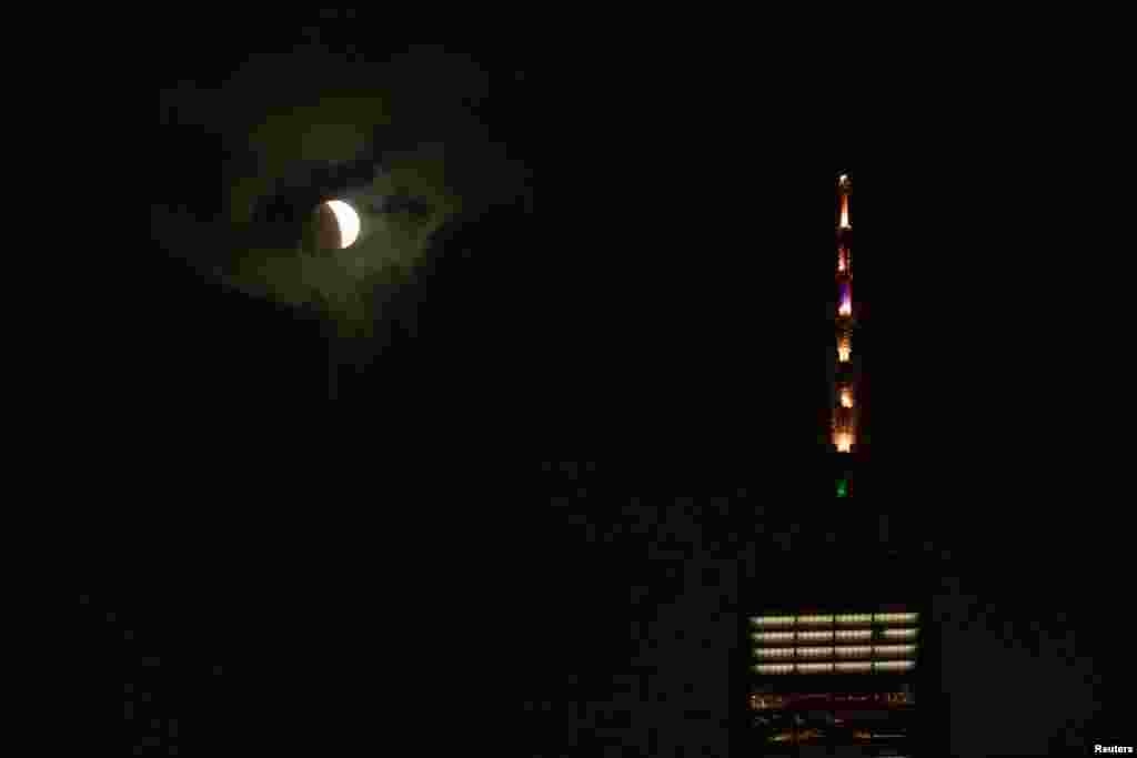 Una luna llena se mueve a través de la sombra de la Tierra durante un eclipse lunar de &quot;luna de sangre&quot; cerca del One World Trade Center.