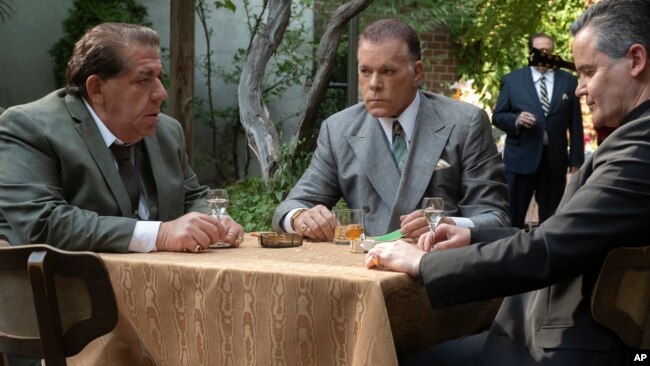 En esta imagen proporcionada por Warner Bros. Pictures, de izquierda a derecha, Joey Coco Diaz, Ray Liotta y John Borras en "The Many Saints of Newark". Liotta murió a los 67 años. (Imágenes de Warner Bros. vía AP)