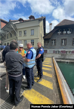 Gubernur Jabar Ridwan Kamil mengikuti langsung proses pencarian putranya Emmeril Kahn Mumtadz di Sungai Aare, Swiss, Sabtu (28/5/2022).