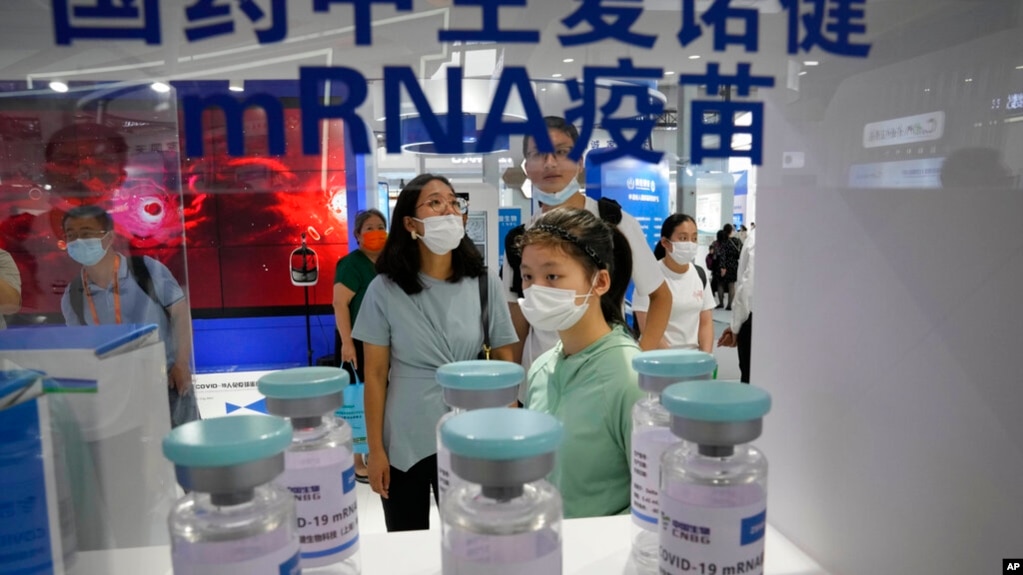 9月5日，在中国国际服务贸易洽谈会上，参观者在观看中国国药控股旗下CNBG采用mRNA技术生产的疫苗的巨型仿制瓶。(photo:VOA)