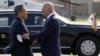 El ministro de Relaciones Exteriores de Corea del Sur, Park Jin, saluda al presidente de los Estados Unidos, Joe Biden, cuando llega a la base aérea de Osan, el viernes 20 de mayo de 2022, en Pyeongtaek, Corea del Sur. (Foto AP/Evan Vucci)