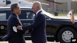 El ministro de Relaciones Exteriores de Corea del Sur, Park Jin, saluda al presidente de los Estados Unidos, Joe Biden, cuando llega a la base aérea de Osan, el viernes 20 de mayo de 2022, en Pyeongtaek, Corea del Sur. (Foto AP/Evan Vucci)