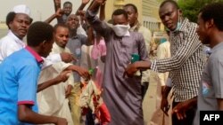 Waandamanaji mjini N'Djamena wakitia moto bendera ya Ufaransa wakati wa maandamano kupinga taifa hilo mtawala wa zamani wa kikoloni