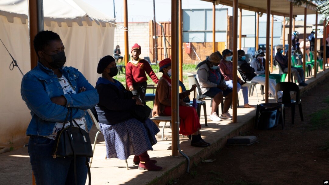 Orang-orang antre di sebuah pusat tes COVID-19 di Soweto, Afrika Selatan, 11 Mei 2022. (Foto: AP Photo/Denis Farrell)